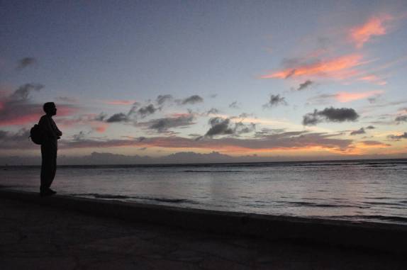 Admirando um belo pôr-do-sol em Waikiki, a praia mais famosa de Honolulu, a capital do Havaí, na ilha de Oahu